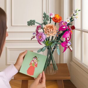 bouquet lego fleurs roses avec vase en verre et carte message interflora disponible sur le comparateur bloomyrama
