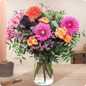 bouquet dahlia avec dahlias roses fuchsia fleurs locales et feuillage aérien 123fleurs disponible sur le comparateur bloomyrama