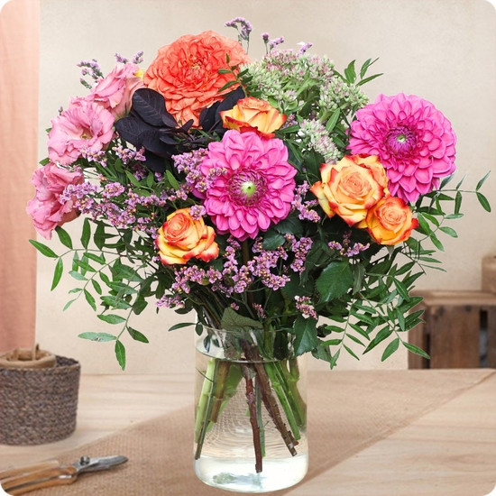 bouquet dahlia avec dahlias roses fuchsia fleurs locales et feuillage aérien 123fleurs disponible sur le comparateur bloomyrama