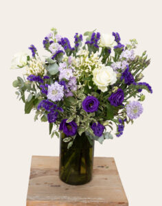 Vase Bouquet signature fleurs françaises blanches et bleues Monsieur Marguerite vu sur le comparateur bloomyrama