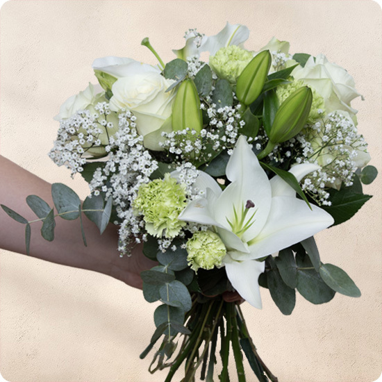 Bouquet Raffiné blanc vert avec lys roses œillets gypsophile 123fleurs vu sur le comparateur bloomyrama