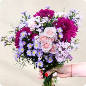 Bouquet Lamira roses et fleurs mauves cadeau floral doux et romantique livraison par 123fleurs sur le comparateur de fleurs bloomyrama