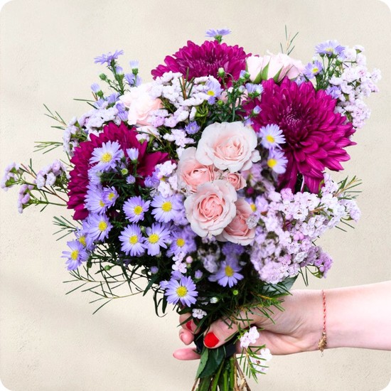 Bouquet Lamira roses et fleurs mauves cadeau floral doux et romantique livraison par 123fleurs sur le comparateur de fleurs bloomyrama