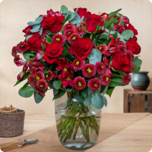Bouquet rond rouge et bordeaux avec roses et eucalyptus 123fleurs disponible sur le comparateur bloomyrama