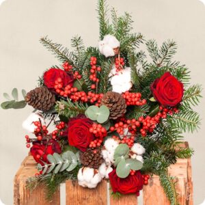 Bouquet de Noël rouge vert blanc avec roses sapin baies et coton 123fleurs disponible sur le comparateur bloomyrama