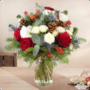 Bouquet Joyeux Noël aux roses rouges blanches sapin et pommes de pin 123fleurs disponible sur le comparateur bloomyrama