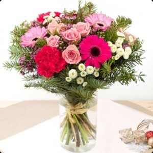 Bouquet Happy Winter en fleurs roses fuchsia et sapin 123fleurs disponible sur le comparateur bloomyrama