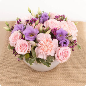 Arrangement floral Mélia roses œillets lisianthus wax tons rose violet 123fleurs disponible sur bloomyrama