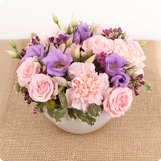 Arrangement floral Mélia roses œillets lisianthus wax tons rose violet 123fleurs disponible sur bloomyrama