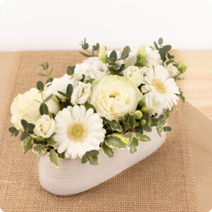 Arrangement Meringue blanc ivoire ranunculus gerberas lisianthus 123fleurs disponible sur le comparateur bloomyrama