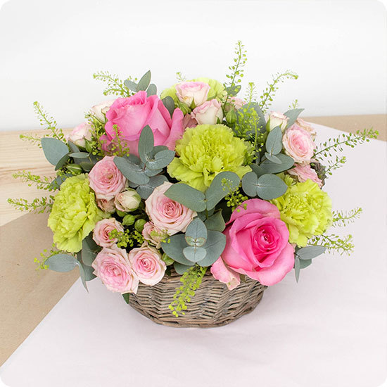 Arrangement Agatha roses œillets verts et eucalyptus 123fleurs disponible sur le comparateur bloomyrama