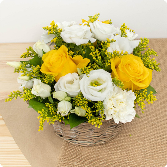 Composition Lemon roses jaunes lisianthus et œillets en osier 123fleurs disponible sur le comparateur bloomyrama