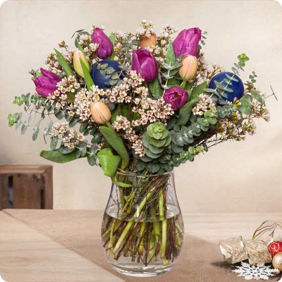 Bouquet Splendeur des fêtes tulipes wax eucalyptus et décor bleu 123fleurs disponible sur le comparateur bloomyrama