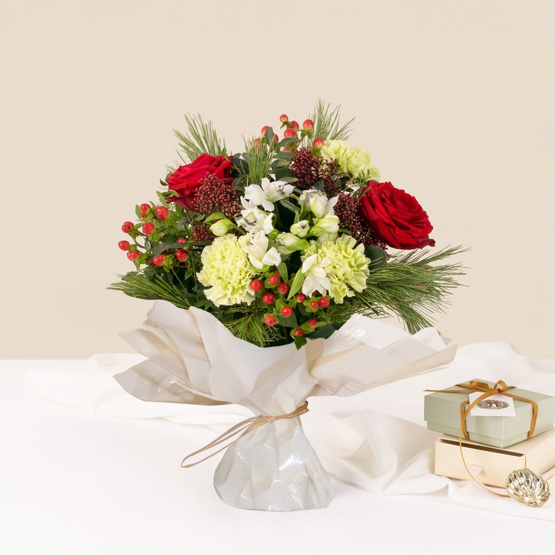 Bouquet rouge et blanc avec roses et branches de pin en bulle deau Interflora disponible sur le comparateur bloomyrama