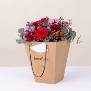 Bouquet rouge et rose avec roses eucalyptus pommes de pin dans sac cadeau Interflora disponible sur le comparateur bloomyrama