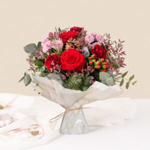 Bouquet rouge et rose avec roses eucalyptus et pommes de pin livré en bulle deau Interflora disponible sur le comparateur bloomyrama