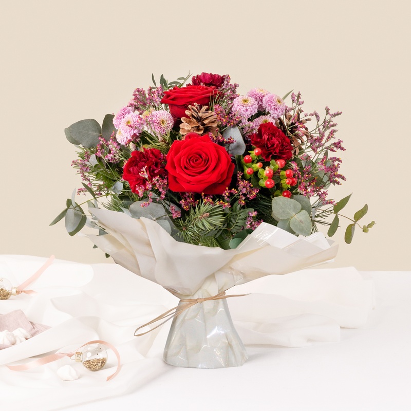 Bouquet rouge et rose avec roses eucalyptus et pommes de pin livré en bulle deau Interflora disponible sur le comparateur bloomyrama