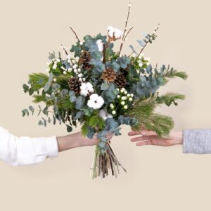 Bouquet vert et blanc avec coton salix eucalyptus et pommes de pin pour Noël Interflora disponible sur le comparateur bloomyrama