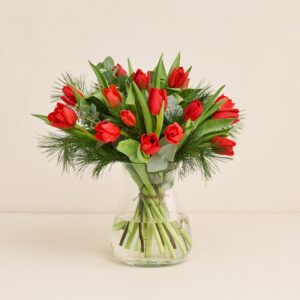 Bouquet de tulipes rouges fleurs de France élégant et chaleureux livraison par Interflora sur le comparateur de fleurs bloomyrama