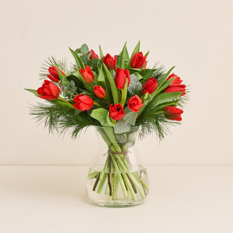 Bouquet de tulipes rouges fleurs de France élégant et chaleureux livraison par Interflora sur le comparateur de fleurs bloomyrama