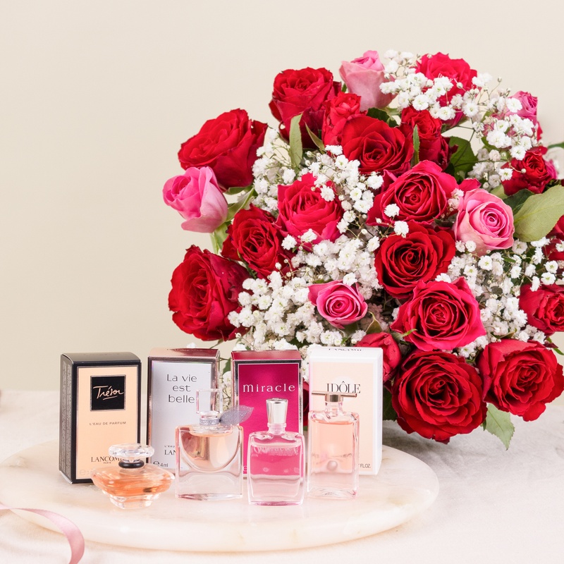 Coffret roses et parfums Lancome bouquet floral élégant et parfumé livraison par Interflora sur le comparateur de fleurs bloomyrama