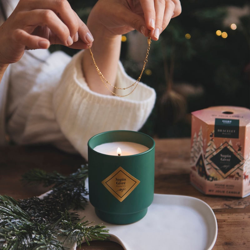 Bougie vegetale parfum sapin givré avec bijou doré interieur Interflora disponible sur le comparateur bloomyrama