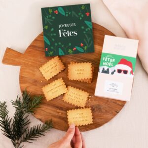 Coffret biscuits Joyeuses Fêtes cadeau gourmand et artisanal livraison par Interflora sur le comparateur de fleurs bloomyrama