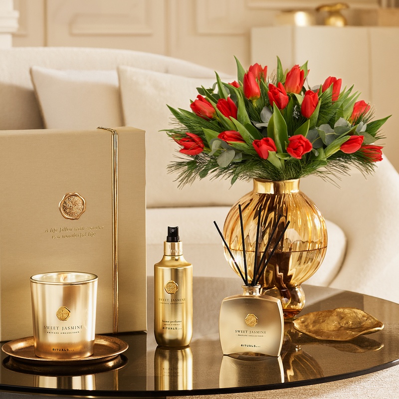 Coffret Cosy tulipes et Rituals, bouquet rouge élégant et parfumé, livraison par Interflora sur le comparateur de fleurs bloomyrama