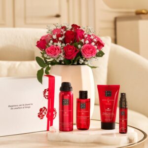Bouquet de roses rouges et rose avec coffret Rituals Ayurveda Interflora disponible sur le comparateur bloomyrama