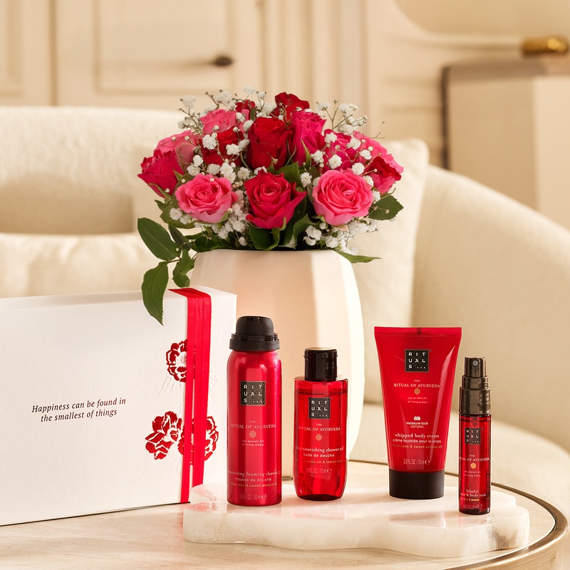 Bouquet de roses rouges et rose avec coffret Rituals Ayurveda Interflora disponible sur le comparateur bloomyrama