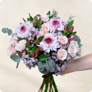 Bouquet Pretty roses poudrées et chrysanthèmes mauves bouquet floral doux et élégant livraison par 123fleurs sur le comparateur de fleurs bloomyrama