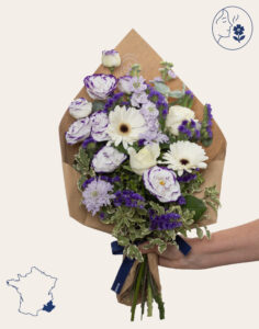 Bouquet bleu et blanc de fleurs françaises de saison élégant et parfumé par Monsieur Marguerite disponible sur le comparateur bloomyrama