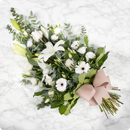 Gerbe funeraire blanche lys roses eucalyptus 123fleurs disponible sur le comparateur bloomyrama