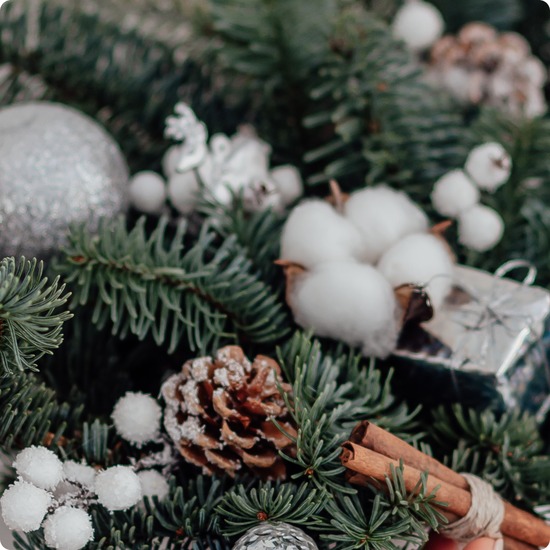 Bouquet de Noel blanc avec fleurs blanches sapin et decor naturel 123fleurs disponible sur le comparateur bloomyrama