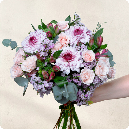 Bouquet Pretty roses poudrées et chrysanthèmes mauves bouquet floral doux et élégant livraison par 123fleurs sur le comparateur de fleurs bloomyrama