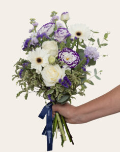 Bouquet bleu et blanc de fleurs françaises de saison élégant et parfumé par Monsieur Marguerite disponible bloomyrama