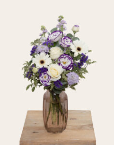 Bouquet bleu et blanc fleurs de saison élégant et parfumé par Monsieur Marguerite disponible sur le comparateur bloomyrama