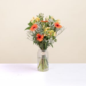 Bouquet de fleurs fraîches jaunes et orange composition lumineuse et ensoleillée Interflora disponible sur le comparateur bloomyrama