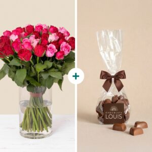 Brassée de roses rouges et roses avec chocolats pralinés en forme de cœur composition romantique Interflora disponible sur le comparateur bloomyrama