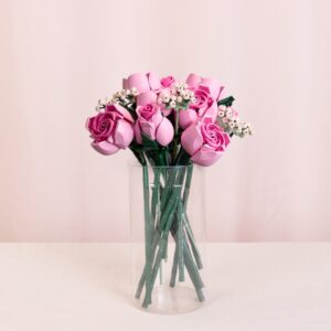 Bouquet de roses roses LEGO Botanicals à construire objet décoratif durable Interflora disponible sur le comparateur bloomyrama