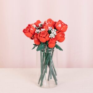 Bouquet de roses rouges LEGO avec vase création décorative durable Interflora disponible sur le comparateur bloomyrama