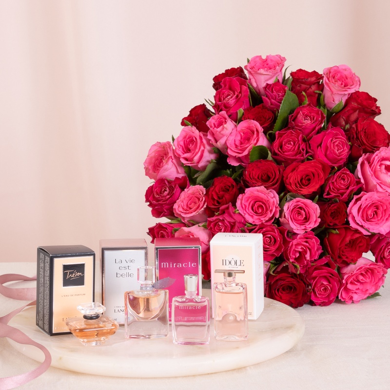 Bouquet de roses roses et rouges avec coffret parfums Lancôme composition élégante Interflora disponible sur le comparateur bloomyrama