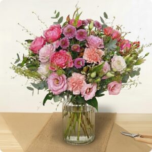 Bouquet rond de fleurs roses roses lisianthus et chrysanthème composition florale artisanale réalisée par 123fleurs disponible sur le comparateur bloomyrama