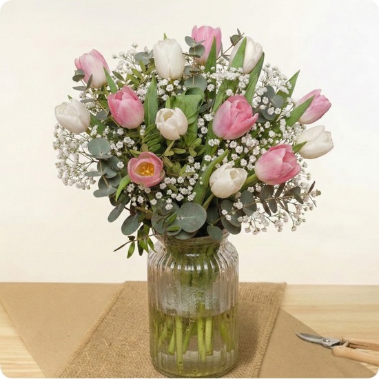 Bouquet de tulipes roses et blanches fleurs fraîches composition florale printanière réalisée par 123fleurs disponible sur le comparateur bloomyrama