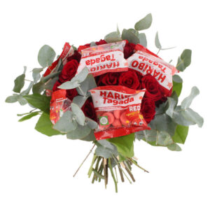 Bouquet 20 roses rouges avec paquets de Tagada composition florale gourmande Florajet disponible sur le comparateur bloomyrama