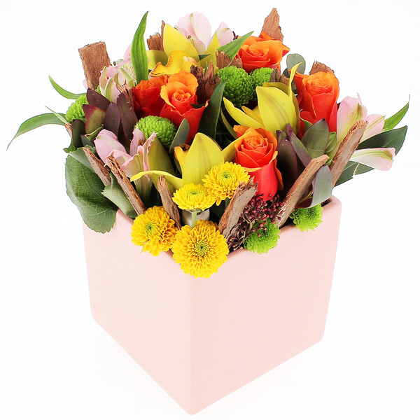 Composition renoir roses orange orchidées et alstroemérias en contenant carré Florajet disponible sur le comparateur bloomyrama
