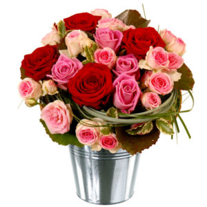 Composition Capri roses rouges et roses variées en panier composition florale méditerranéenne Florajet disponible sur le comparateur bloomyrama