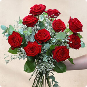 Bouquet rond de roses rouges avec gypsophile blanc et feuillage élégant 123fleurs disponible sur le comparateur bloomyrama