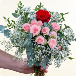 Bouquet Je t’aime rose rouge roses roses gypsophile et eucalyptus composition florale romantique 123fleurs disponible sur le comparateur bloomyrama