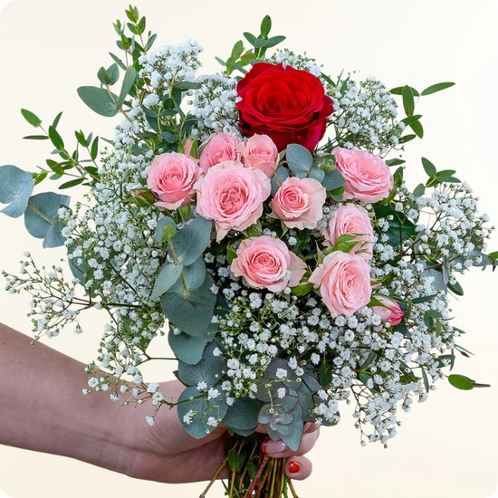 Bouquet Je t’aime rose rouge roses roses gypsophile et eucalyptus composition florale romantique 123fleurs disponible sur le comparateur bloomyrama